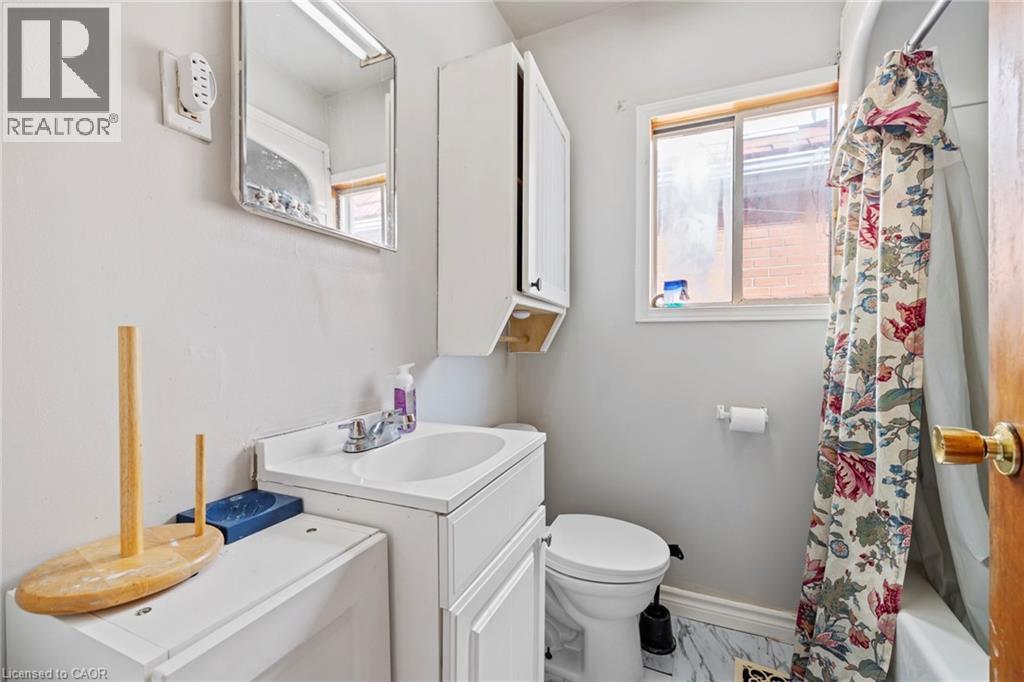 201 East 23Rd Street, Hamilton, ON - Indoor Photo Showing Other Room