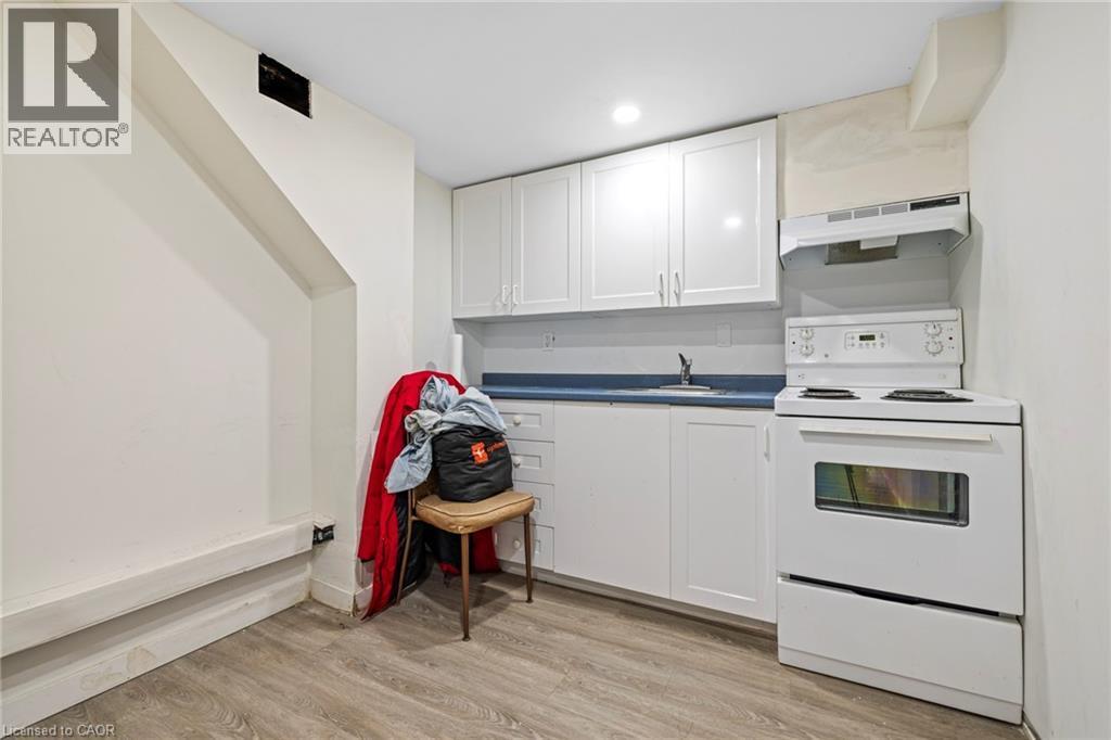 201 East 23Rd Street, Hamilton, ON - Indoor Photo Showing Kitchen