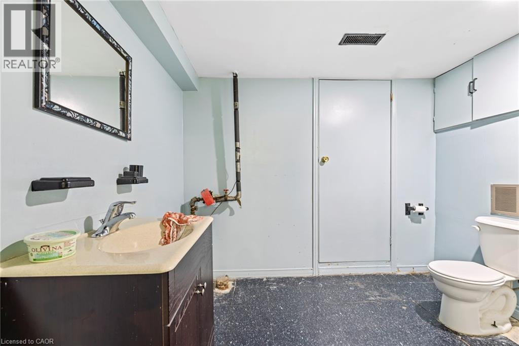 201 East 23Rd Street, Hamilton, ON - Indoor Photo Showing Bathroom