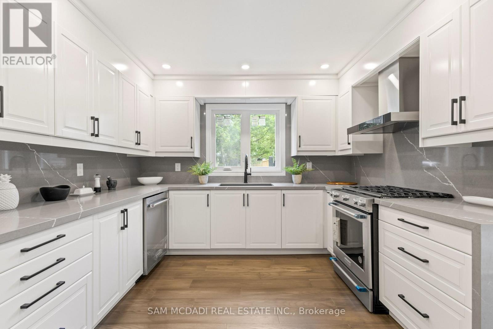 2535 Robin Drive, Mississauga, ON - Indoor Photo Showing Kitchen With Upgraded Kitchen