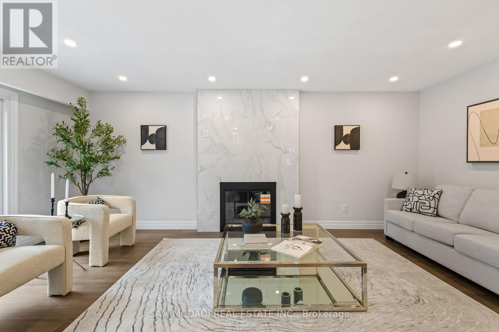 2535 Robin Drive, Mississauga, ON - Indoor Photo Showing Living Room With Fireplace