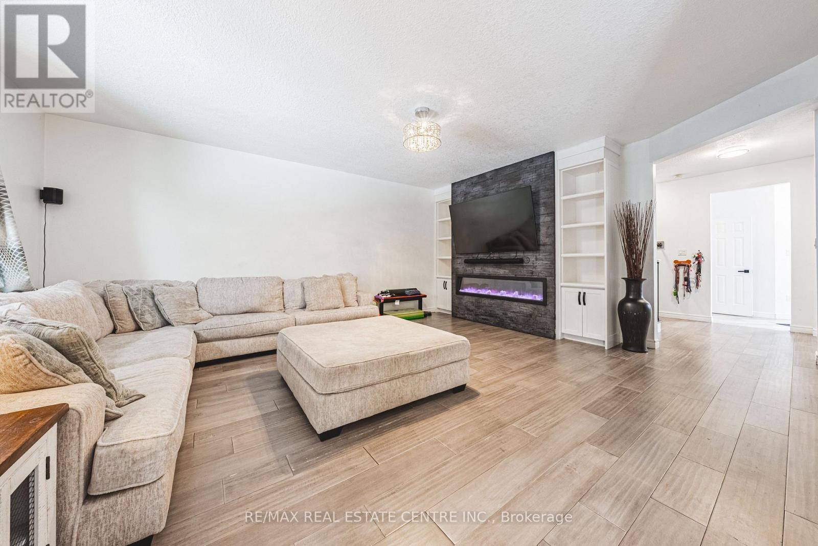 6 Second Road W, Hamilton, ON - Indoor Photo Showing Living Room