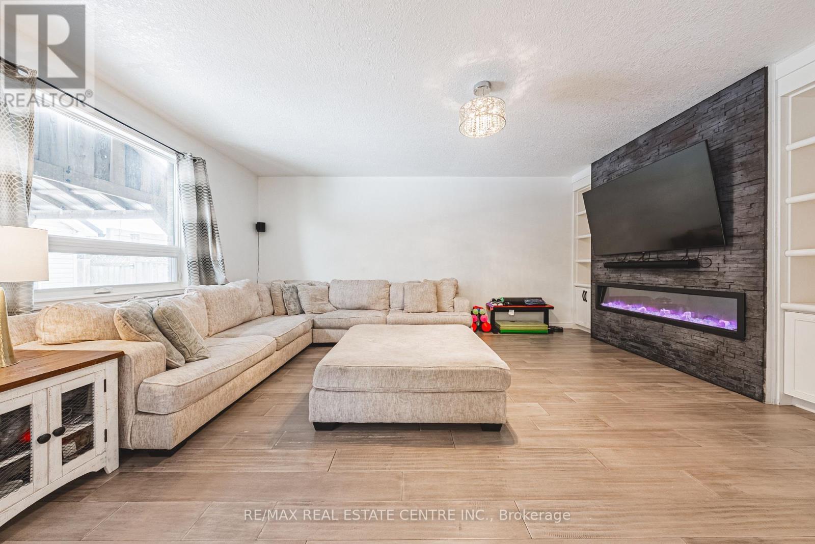 6 Second Road W, Hamilton, ON - Indoor Photo Showing Living Room