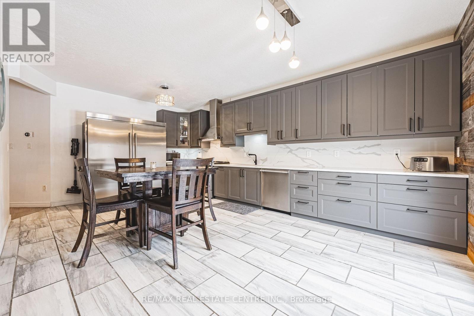 6 Second Road W, Hamilton, ON - Indoor Photo Showing Kitchen