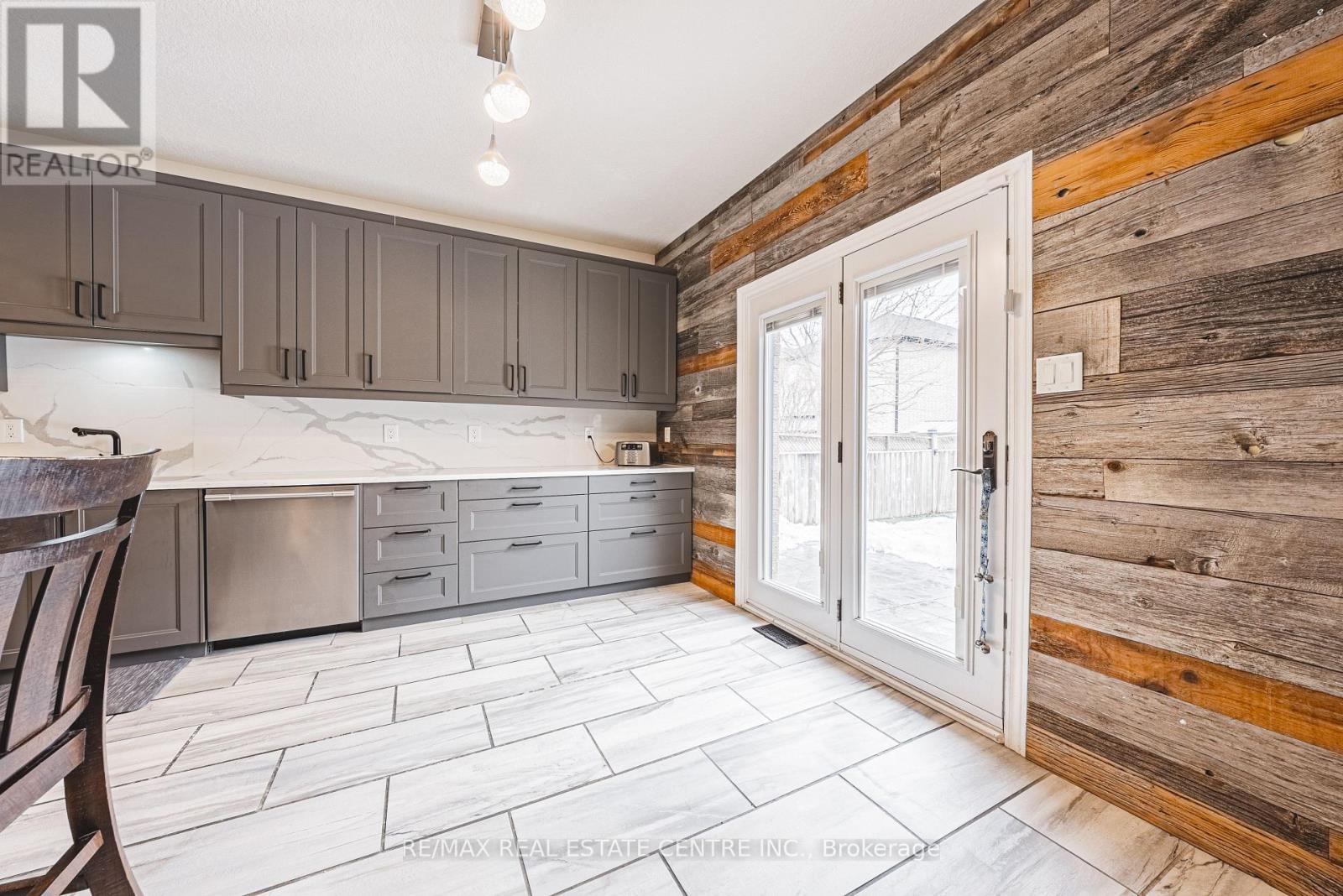 6 Second Road W, Hamilton, ON - Indoor Photo Showing Kitchen