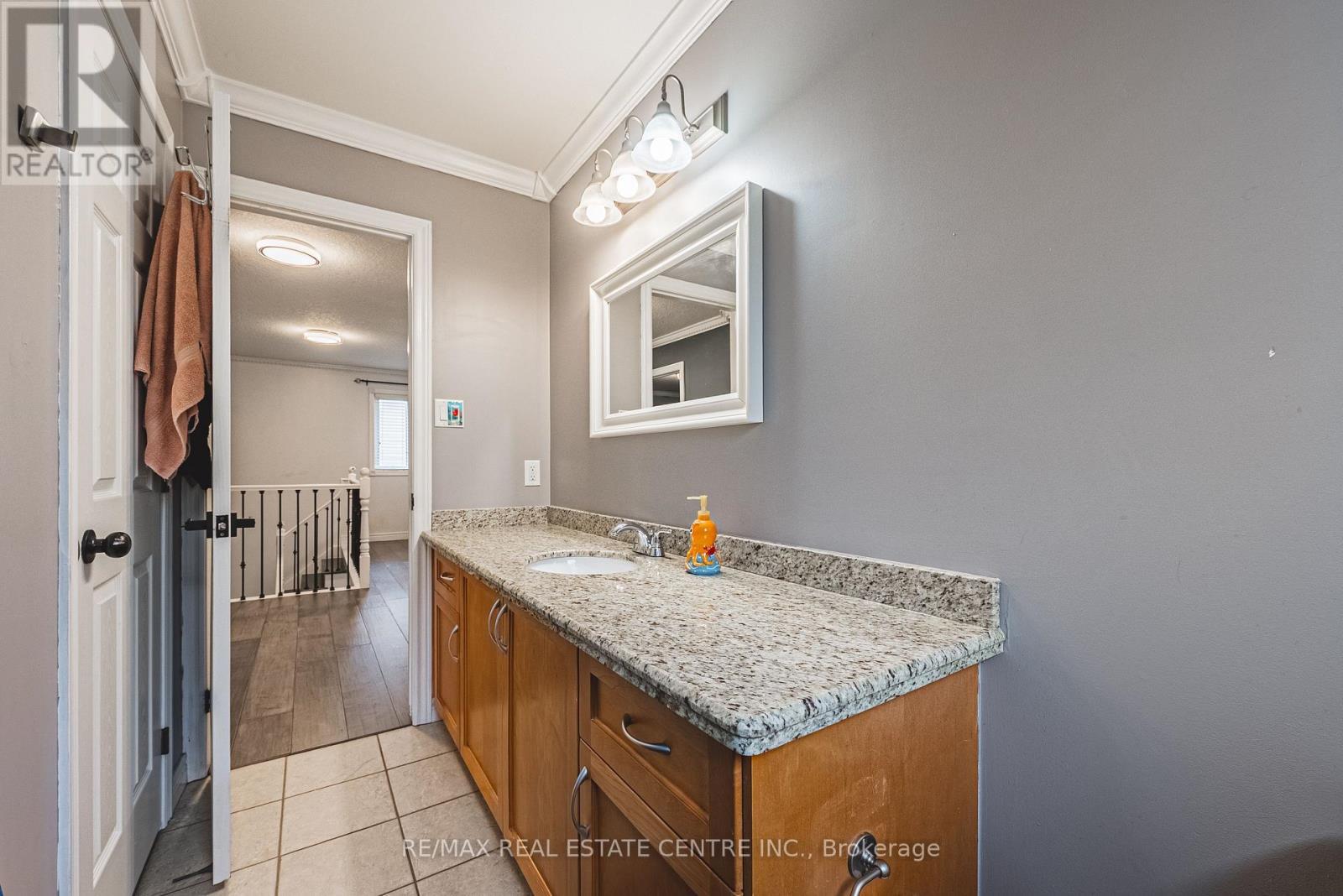 6 Second Road W, Hamilton, ON - Indoor Photo Showing Bathroom