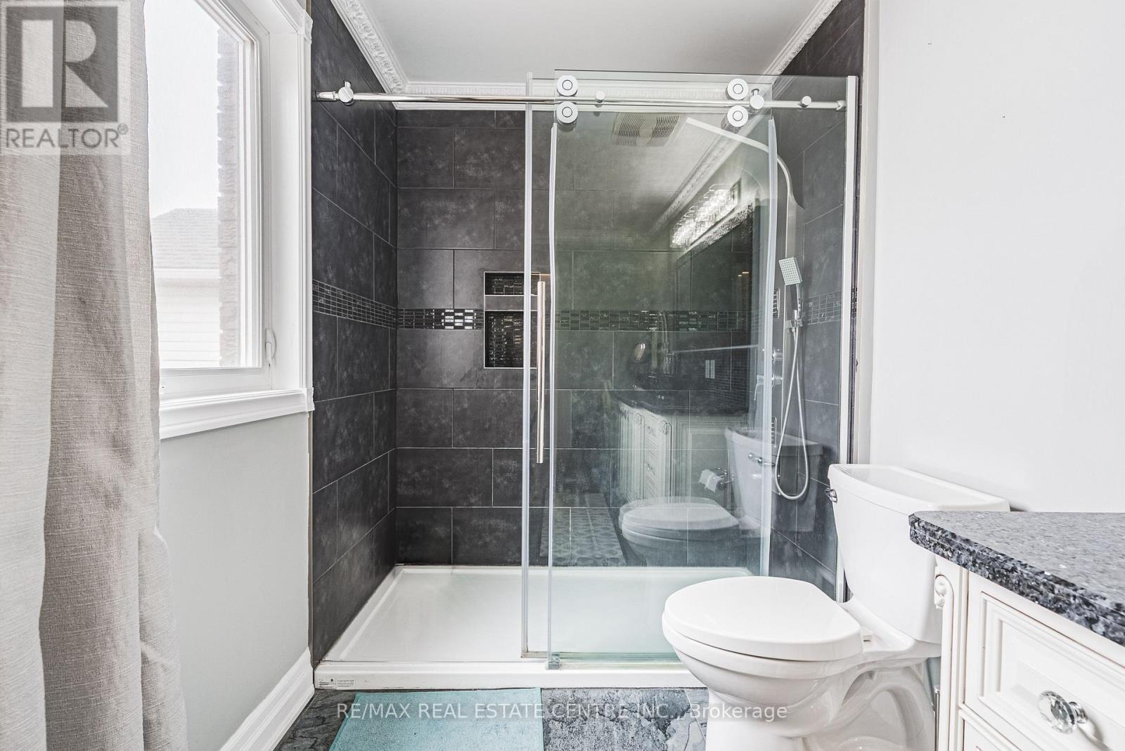 6 Second Road W, Hamilton, ON - Indoor Photo Showing Bathroom