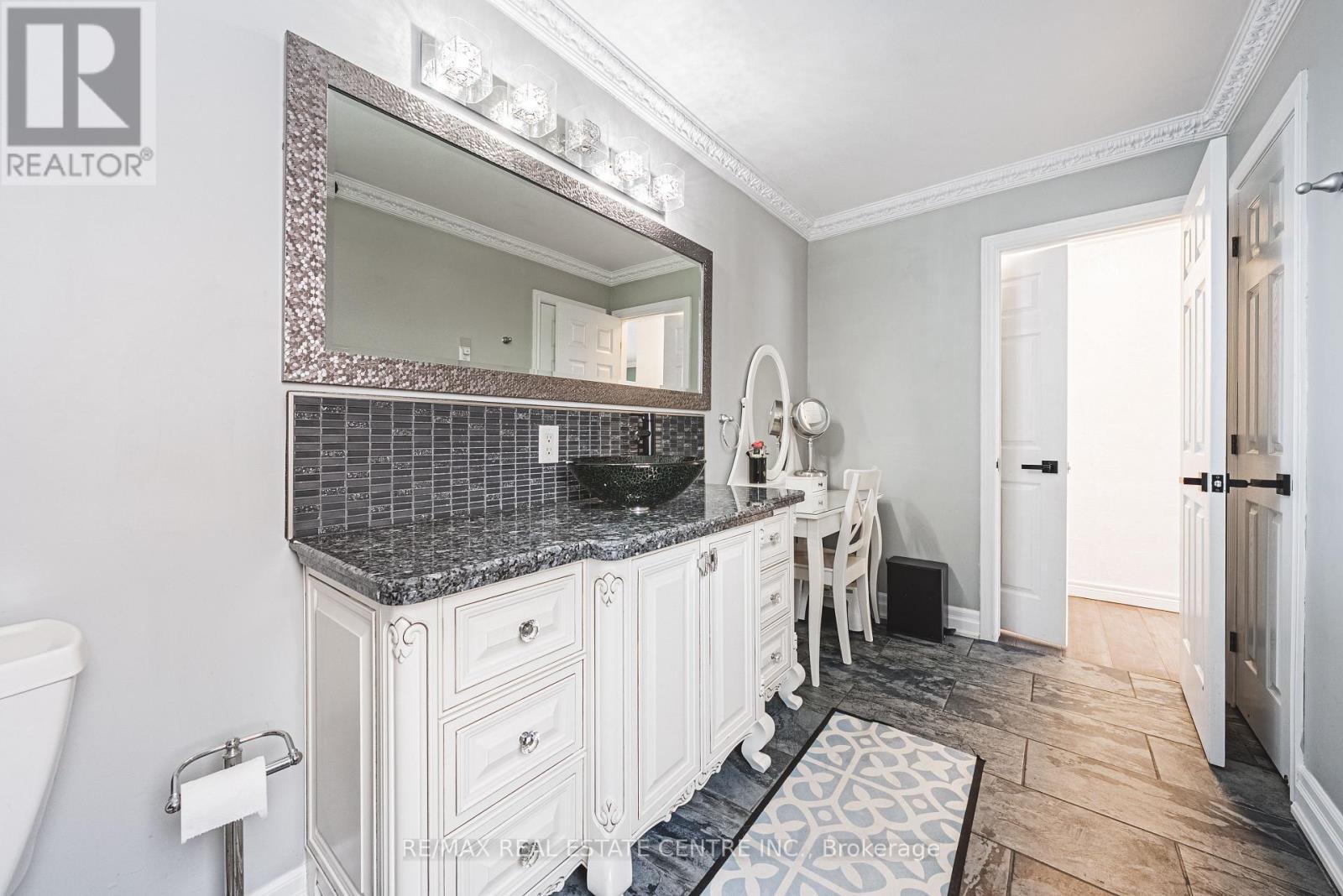 6 Second Road W, Hamilton, ON - Indoor Photo Showing Bathroom