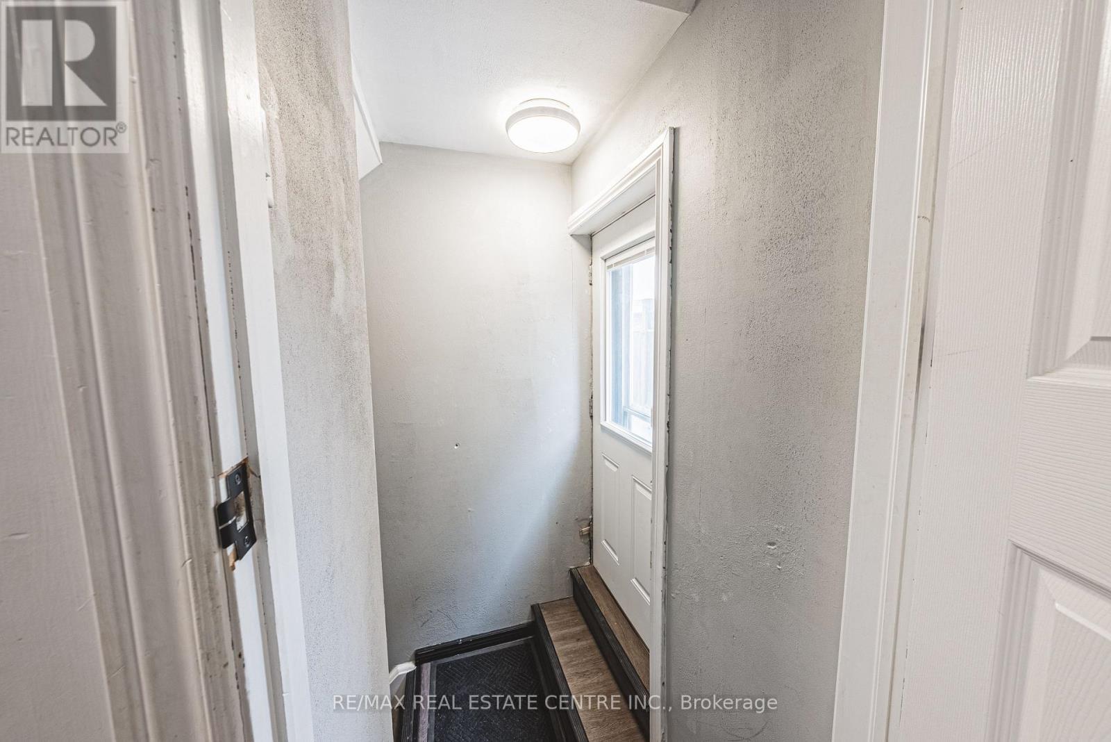 6 Second Road W, Hamilton, ON - Indoor