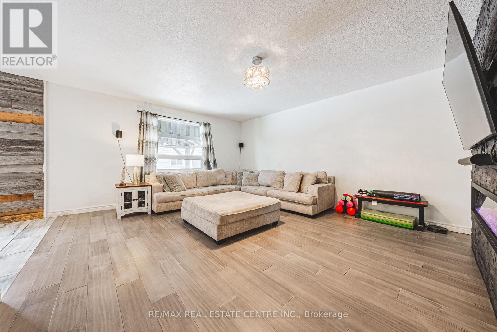 6 Second Road W, Hamilton, ON - Indoor Photo Showing Living Room