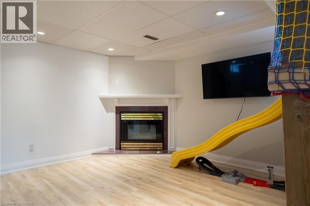 30 Buchanan Crescent, Thorold, ON - Indoor With Fireplace