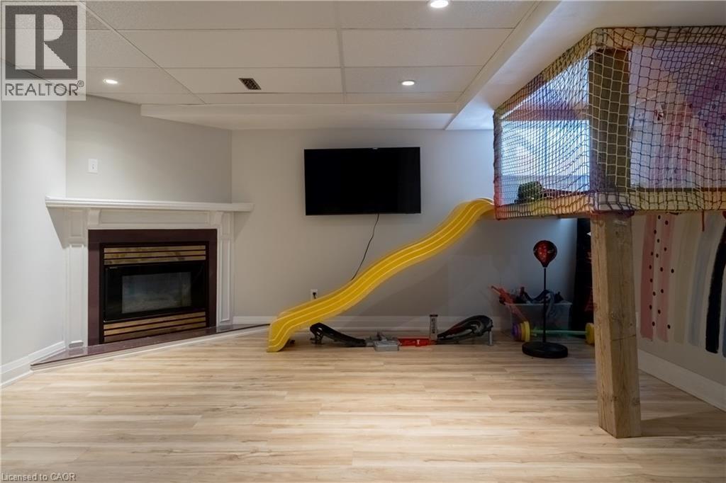 30 Buchanan Crescent, Thorold, ON - Indoor With Fireplace