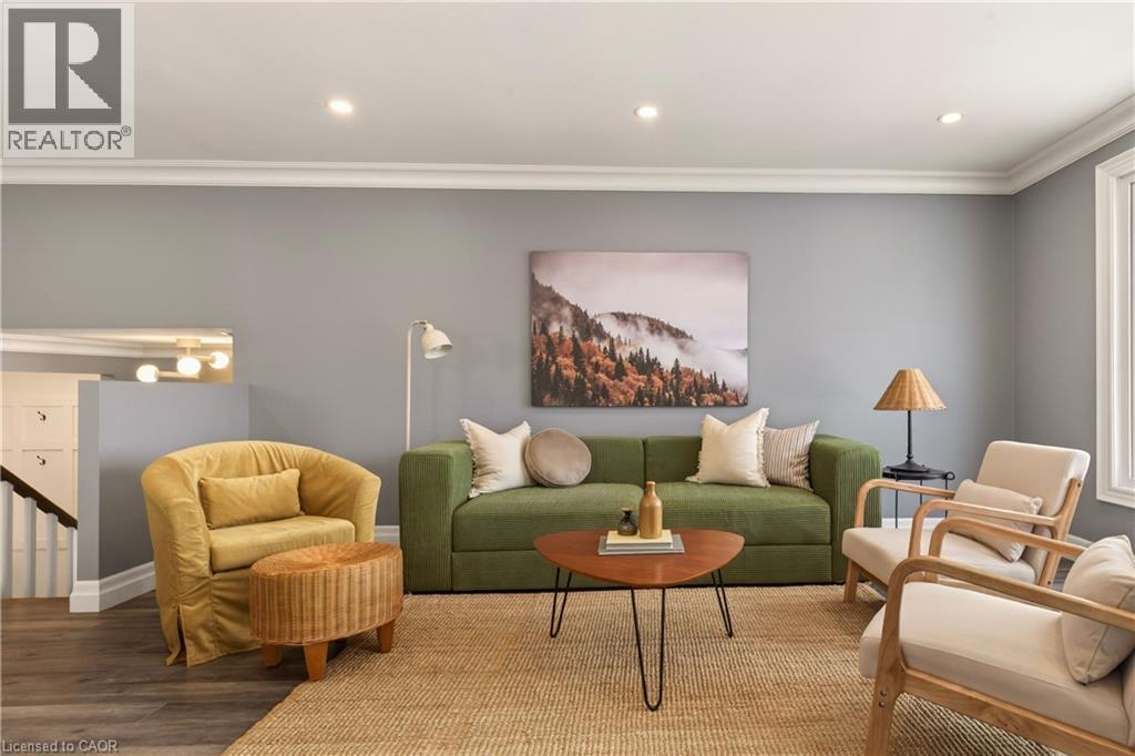 51 Fonthill Road, Hamilton, ON - Indoor Photo Showing Living Room