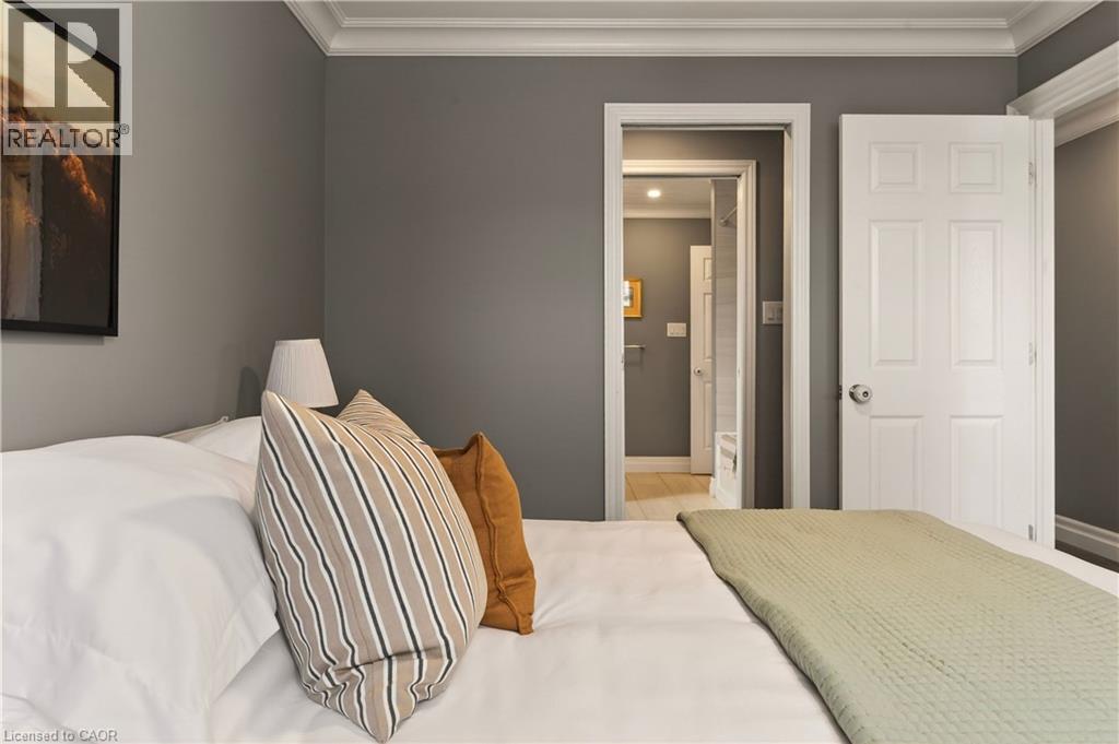 51 Fonthill Road, Hamilton, ON - Indoor Photo Showing Bedroom