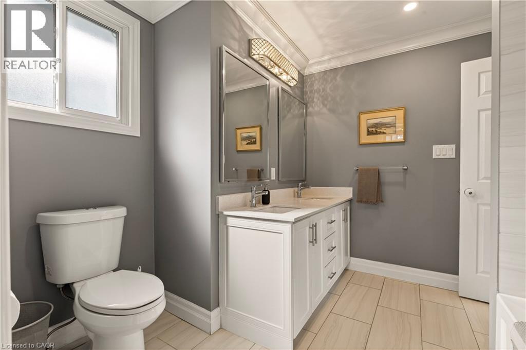 51 Fonthill Road, Hamilton, ON - Indoor Photo Showing Bathroom