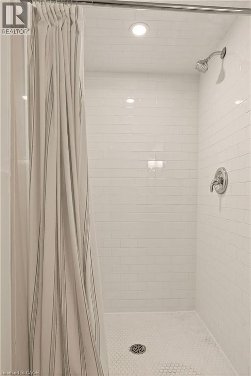 51 Fonthill Road, Hamilton, ON - Indoor Photo Showing Bathroom