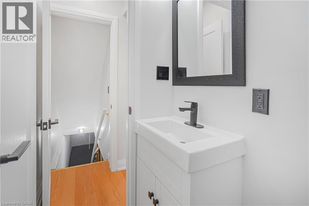 155 Avondale Street, Hamilton, ON - Indoor Photo Showing Bathroom