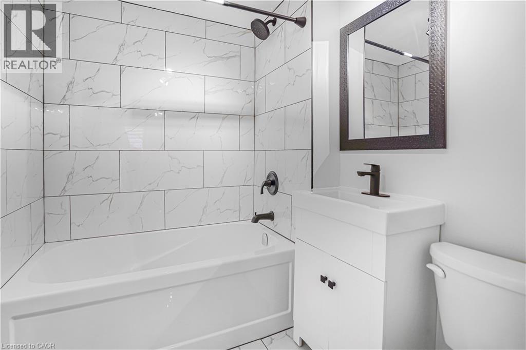 155 Avondale Street, Hamilton, ON - Indoor Photo Showing Bathroom