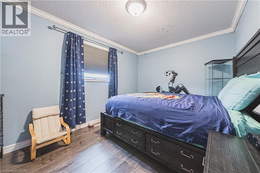 6 Second Road W, Hamilton, ON - Indoor Photo Showing Bedroom