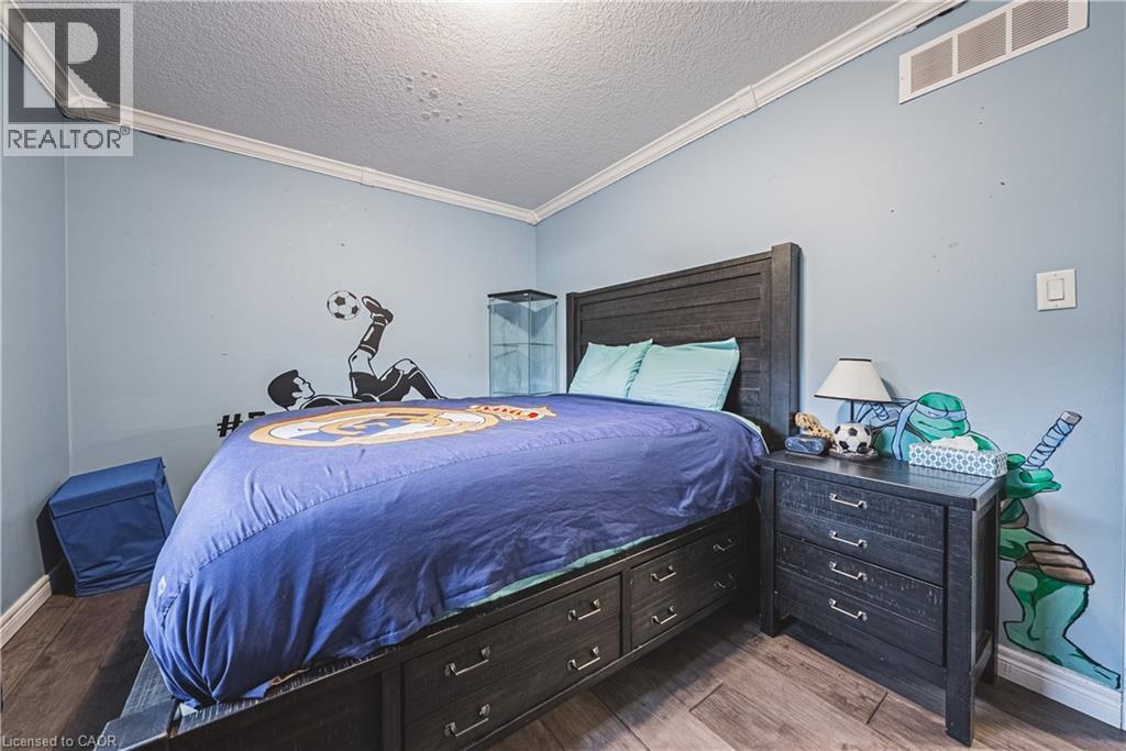 6 Second Road W, Hamilton, ON - Indoor Photo Showing Bedroom