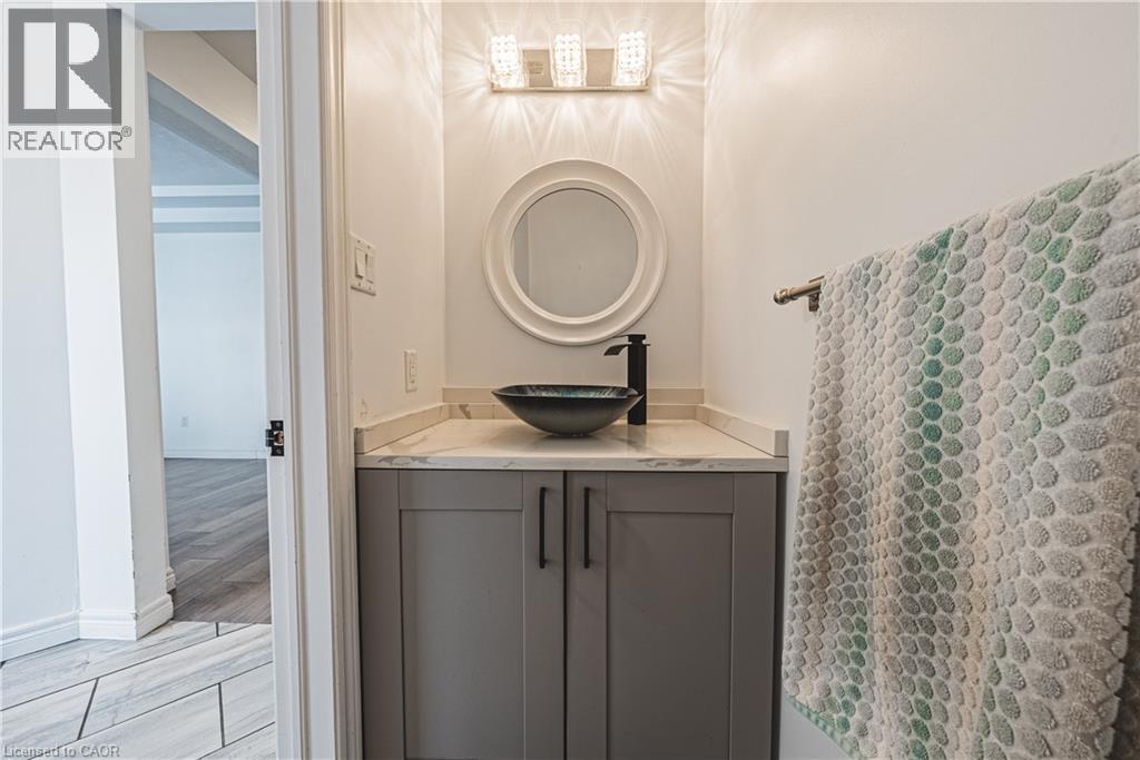 6 Second Road W, Hamilton, ON - Indoor Photo Showing Bathroom