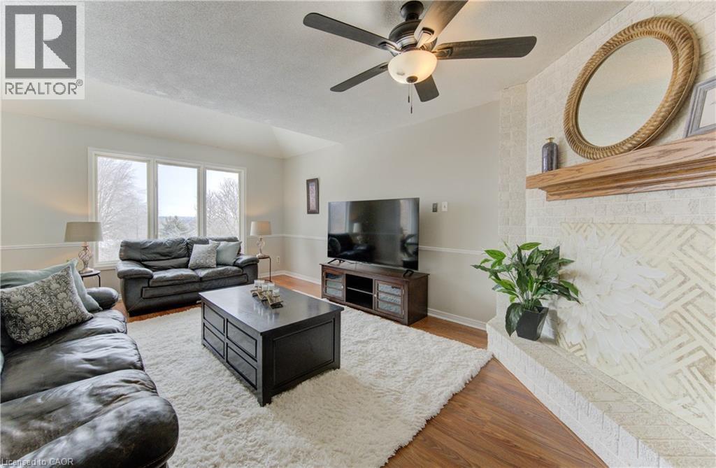 224 Brembel Court, Kitchener, ON - Indoor Photo Showing Living Room