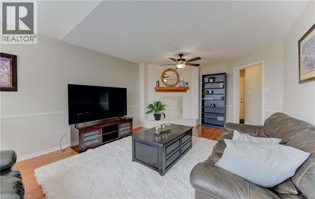 224 Brembel Court, Kitchener, ON - Indoor Photo Showing Living Room