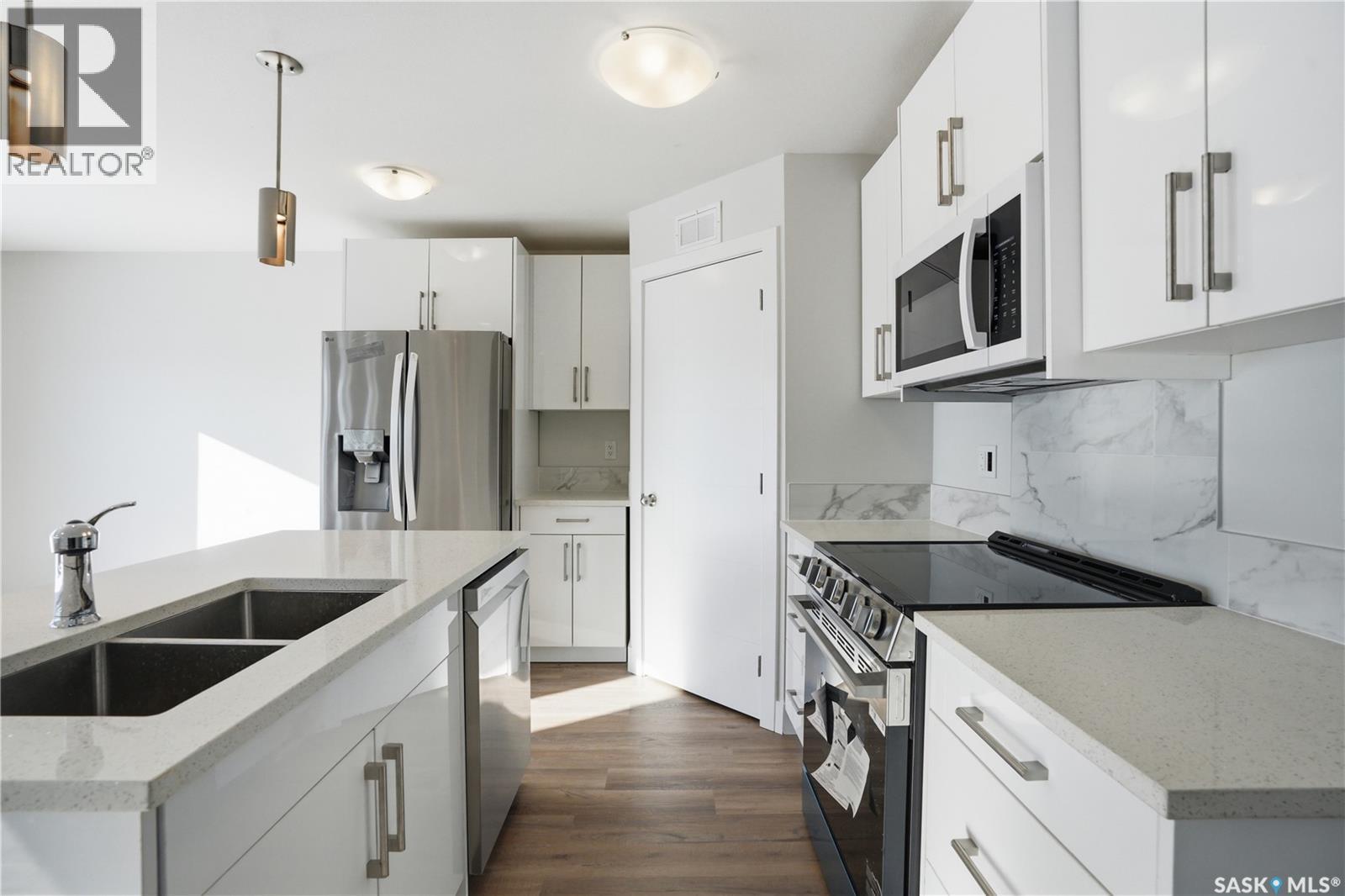 111 Stromberg Crescent, Saskatoon, SK - Indoor Photo Showing Kitchen With Double Sink With Upgraded Kitchen