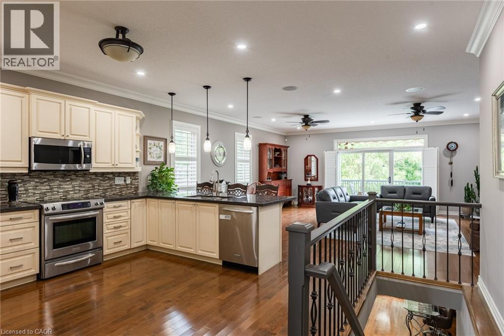 13 Iron Bridge Court, Caledonia, ON - Indoor Photo Showing Kitchen With Upgraded Kitchen