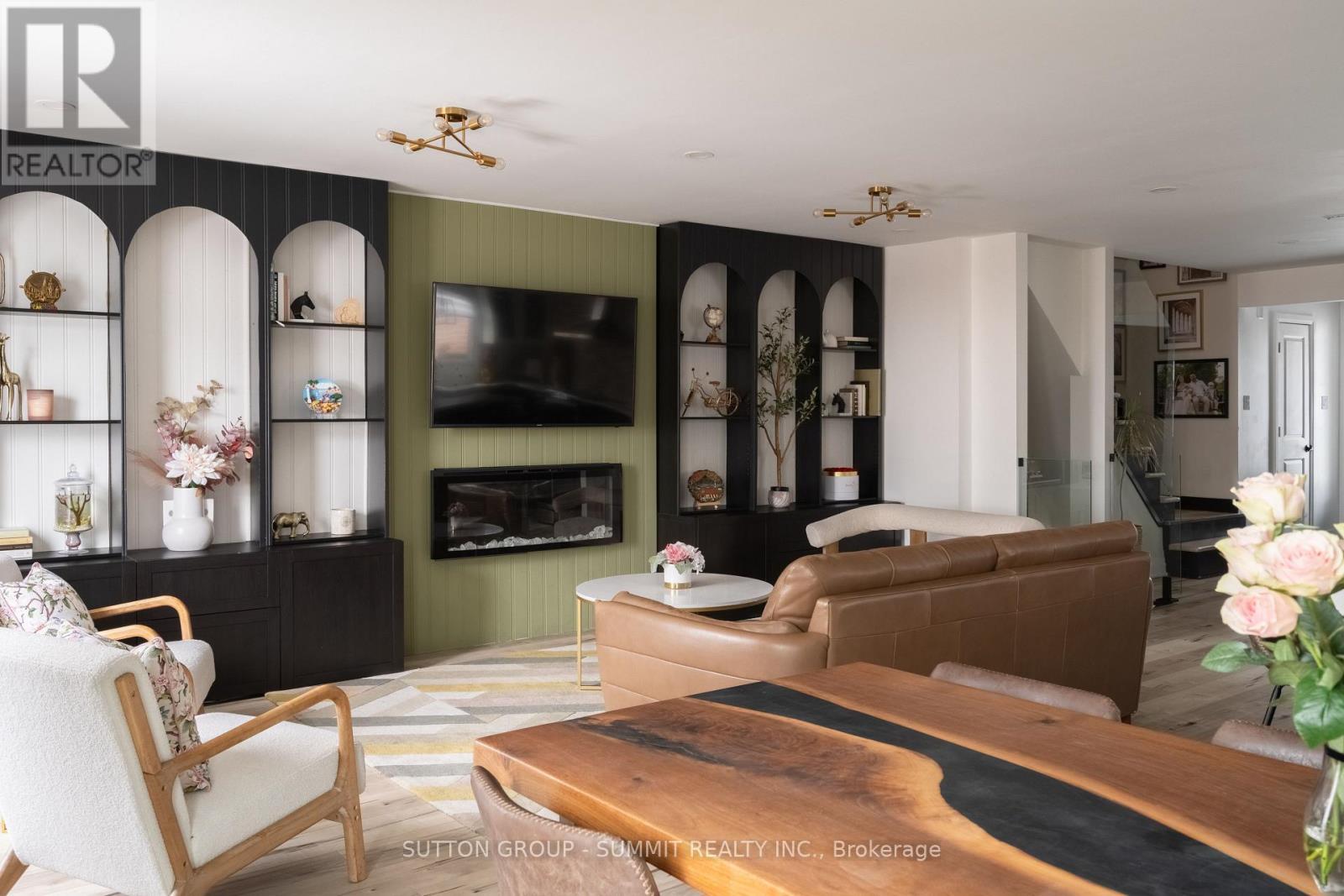 30 Buchanan Crescent, Thorold, ON - Indoor Photo Showing Living Room With Fireplace