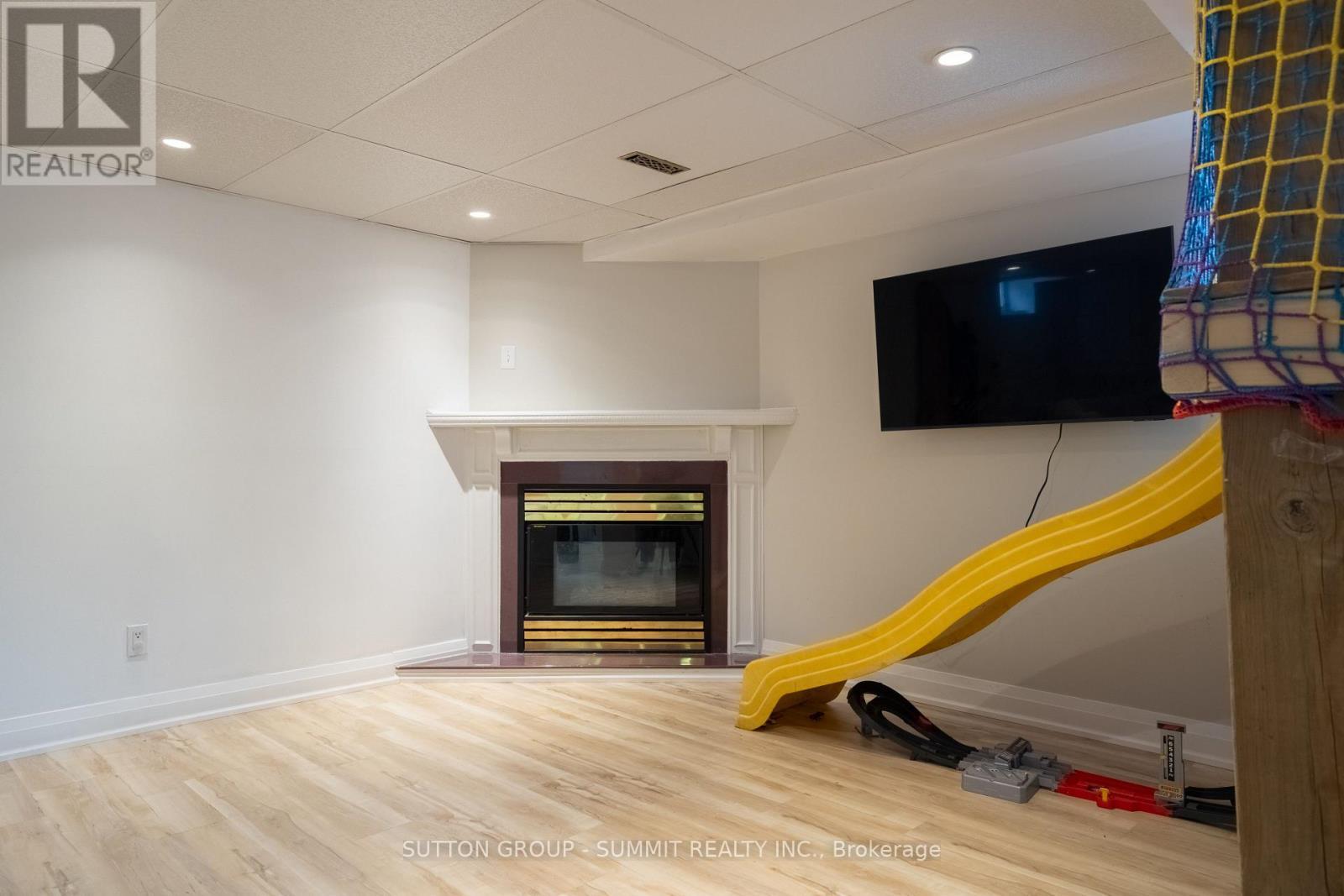 30 Buchanan Crescent, Thorold, ON - Indoor With Fireplace