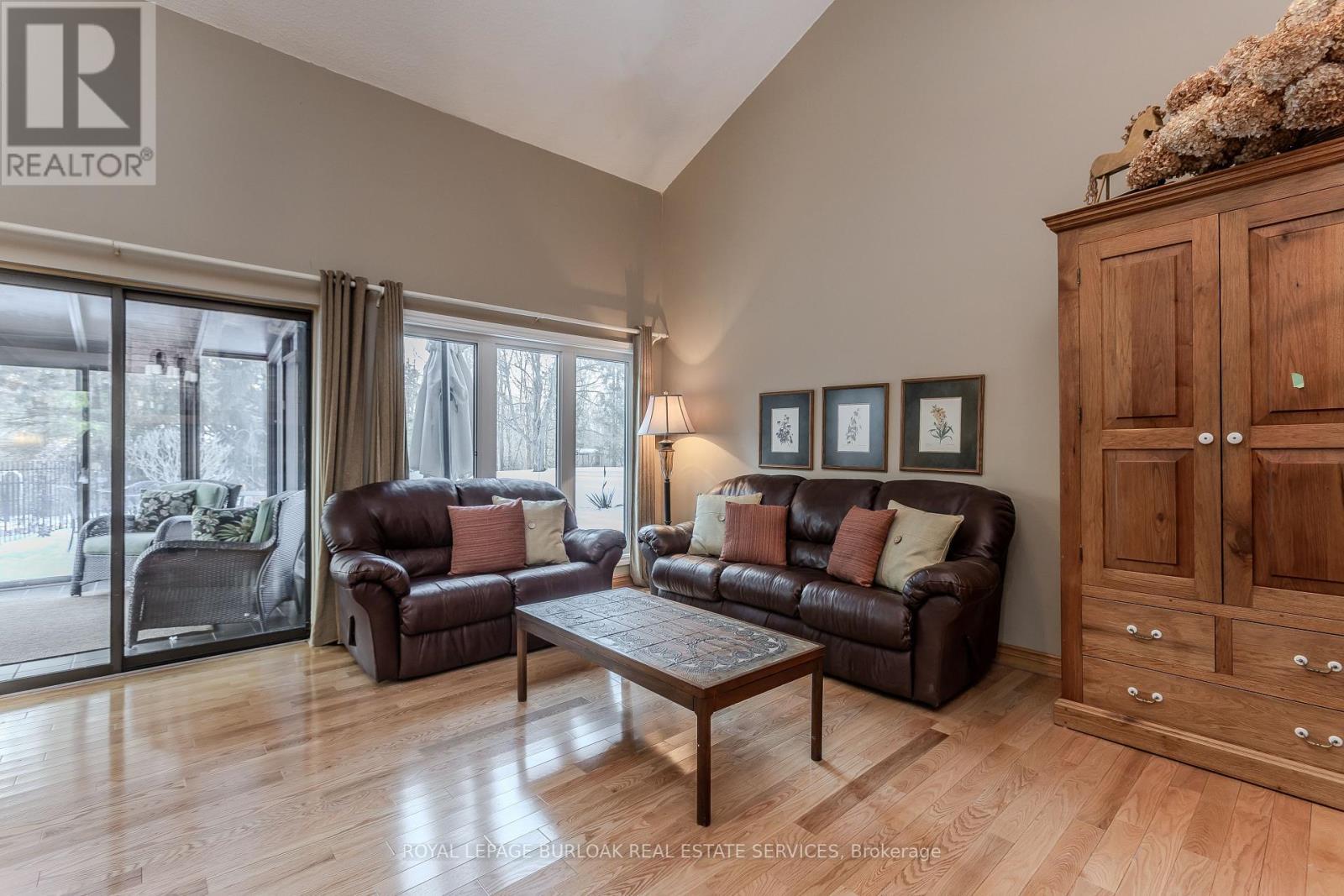 2431 Britannia Road, Burlington, ON - Indoor Photo Showing Living Room