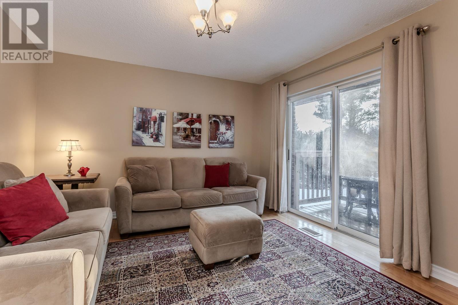 2431 Britannia Road, Burlington, ON - Indoor Photo Showing Living Room