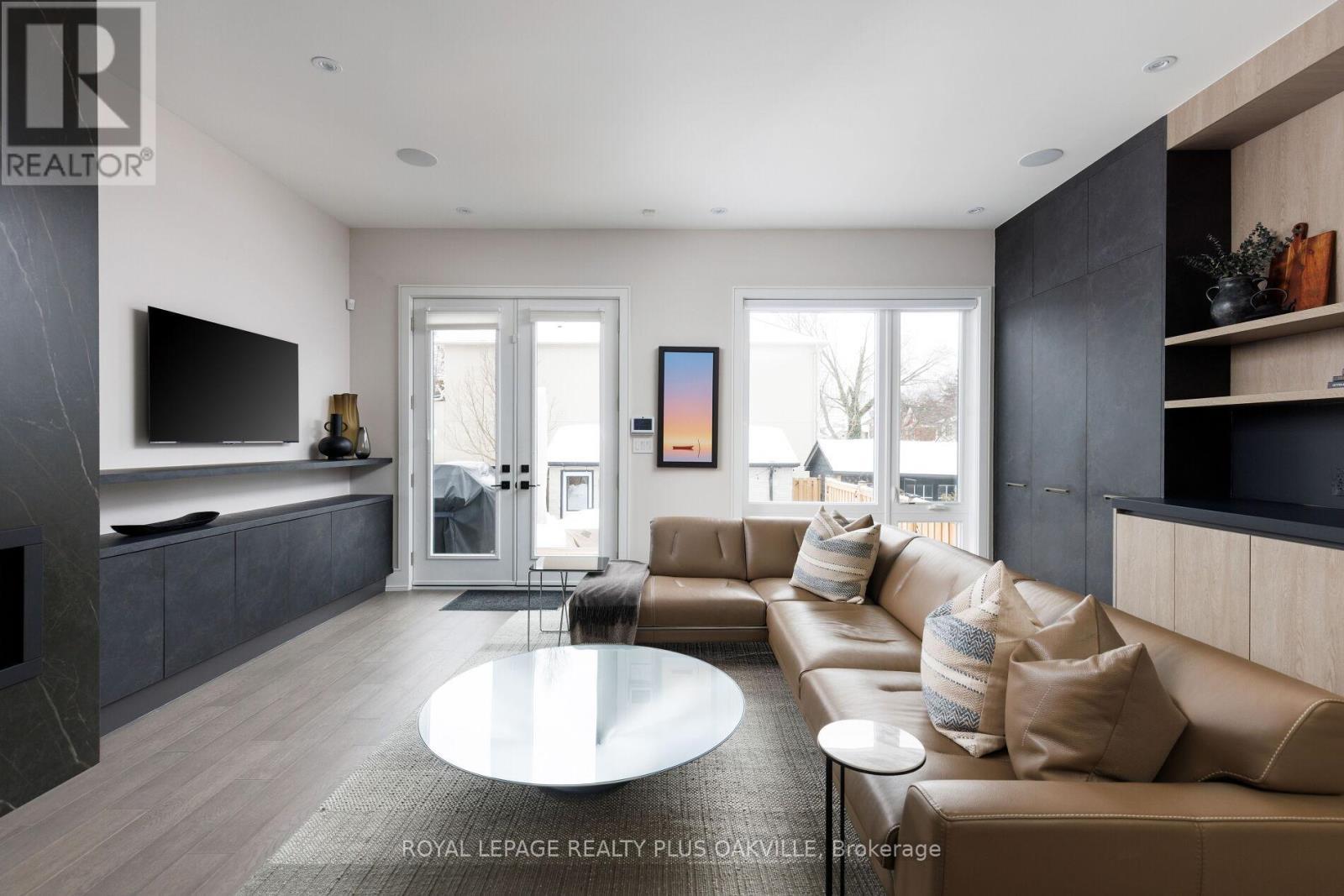 367 Manor Road E, Toronto, ON - Indoor Photo Showing Living Room