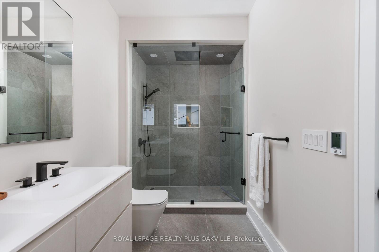 367 Manor Road E, Toronto, ON - Indoor Photo Showing Bathroom