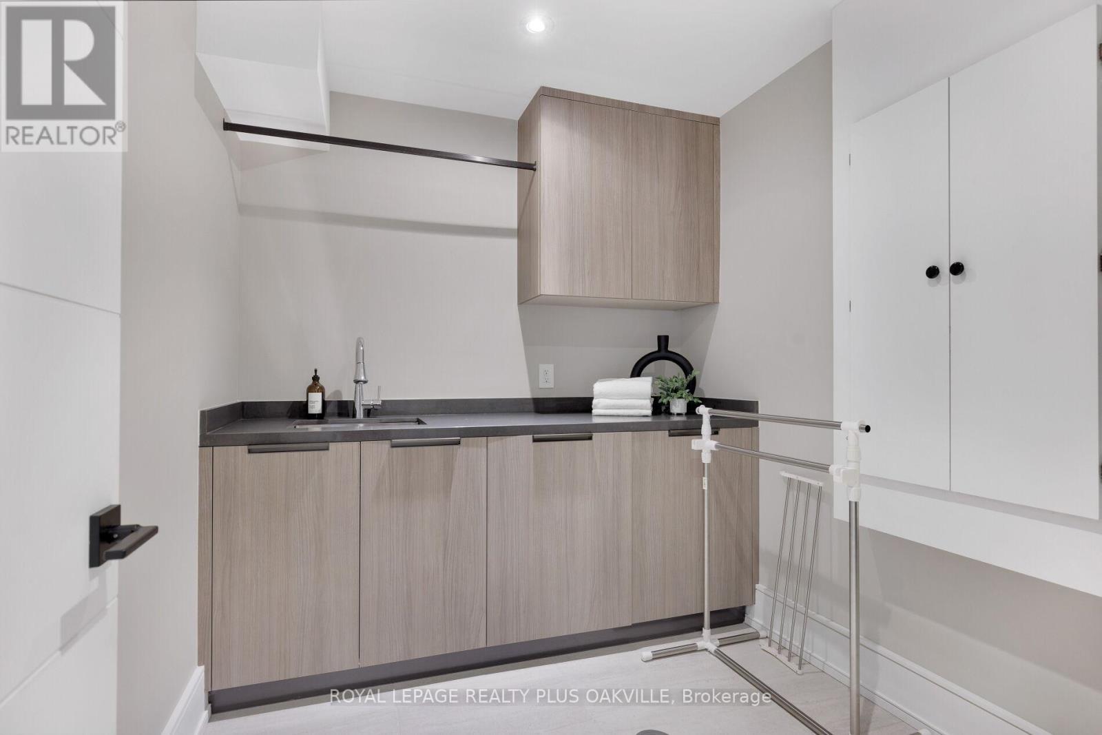 367 Manor Road E, Toronto, ON - Indoor