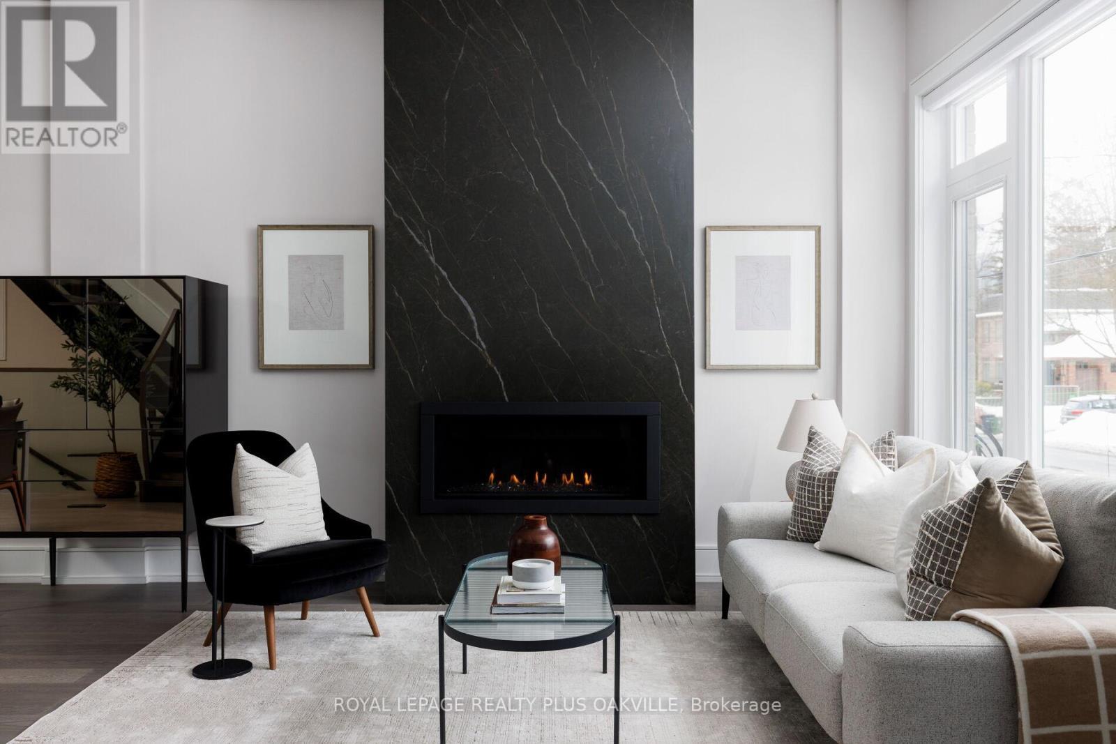 367 Manor Road E, Toronto, ON - Indoor Photo Showing Living Room With Fireplace
