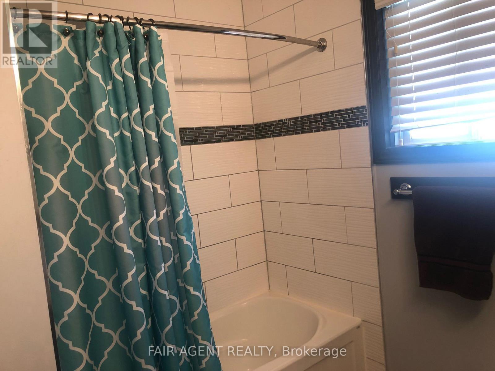 562 Erinbrook Drive, Kitchener, ON - Indoor Photo Showing Bathroom