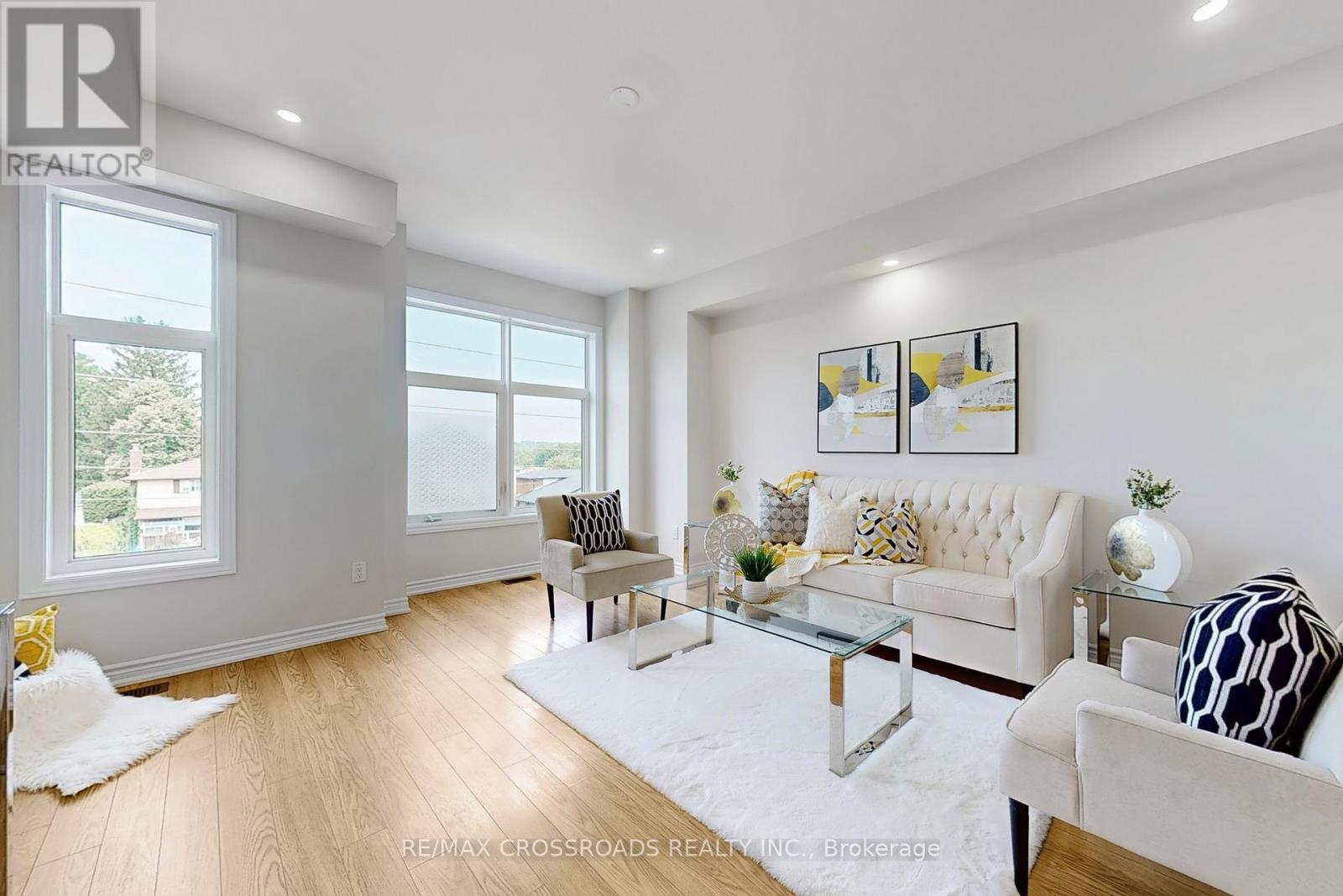 384 Okanagan Path, Oshawa, ON - Indoor Photo Showing Living Room