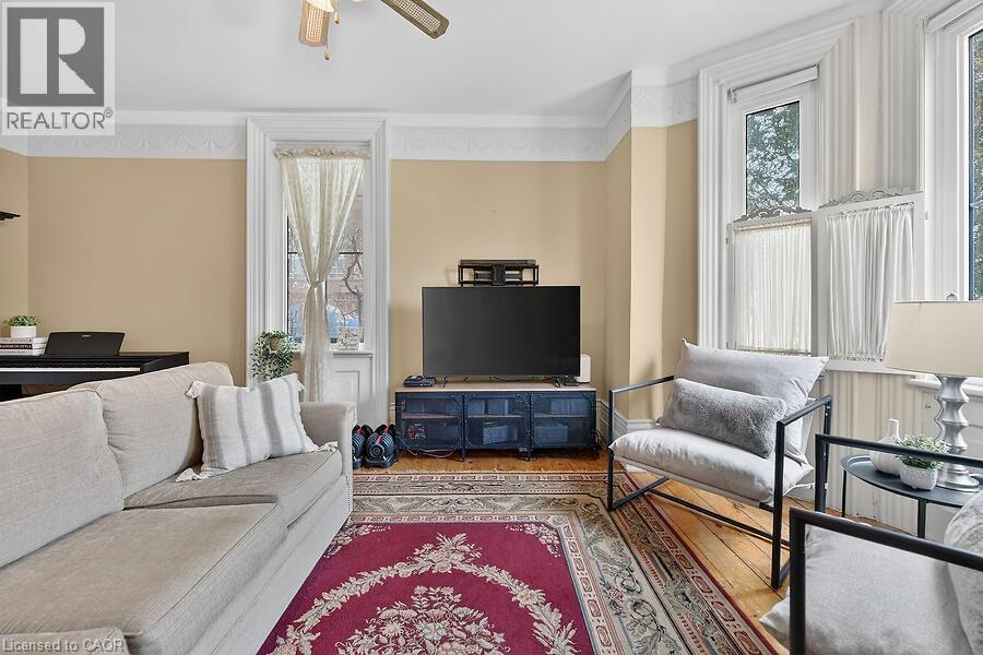 149 Argyle Street N, Caledonia, ON - Indoor Photo Showing Living Room