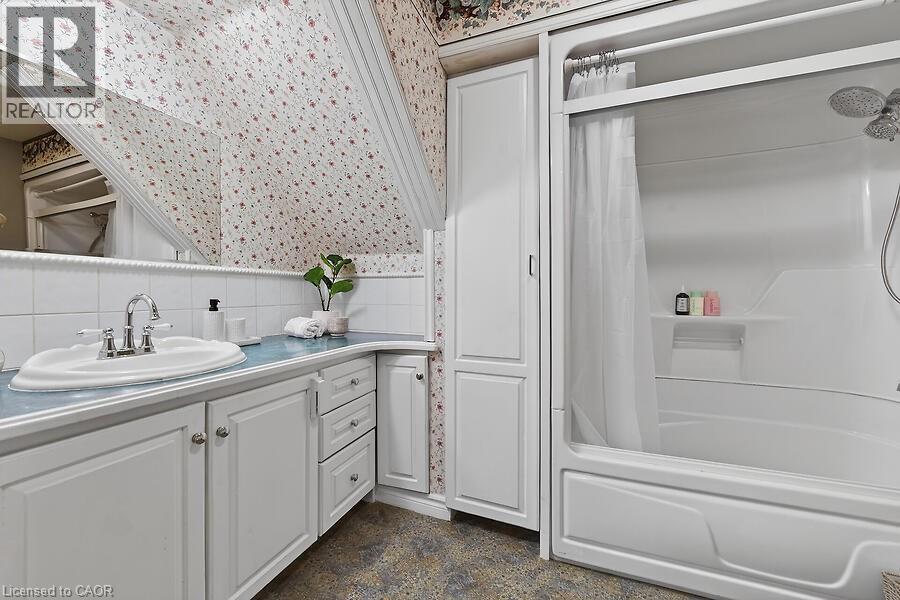 149 Argyle Street N, Caledonia, ON - Indoor Photo Showing Bathroom