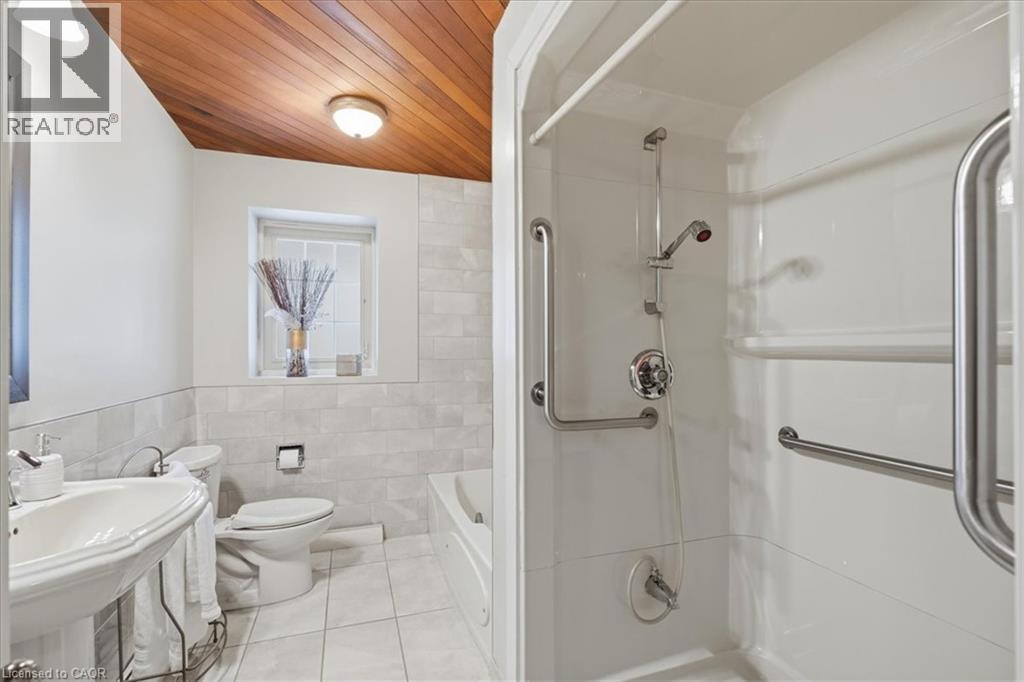 438 Glasgow Street, Kitchener, ON - Indoor Photo Showing Bathroom