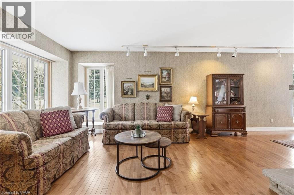 438 Glasgow Street, Kitchener, ON - Indoor Photo Showing Living Room