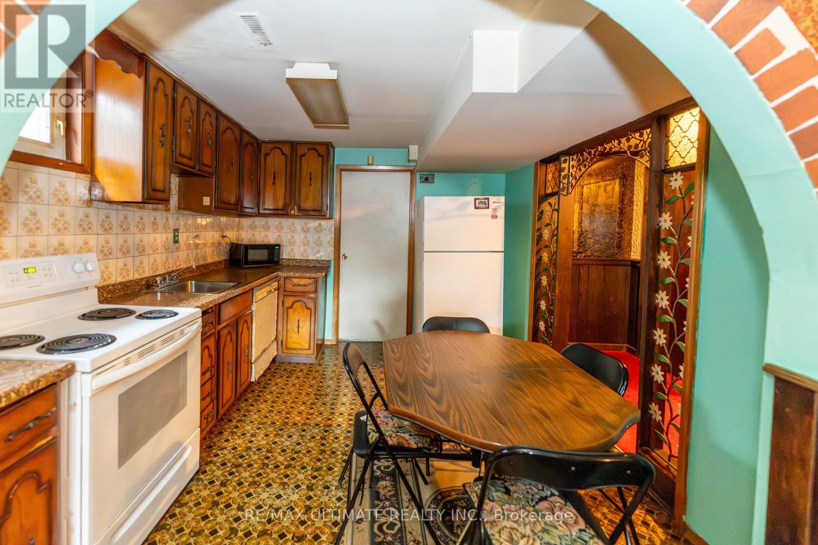 3314 Strabane Drive, Mississauga, ON - Indoor Photo Showing Kitchen