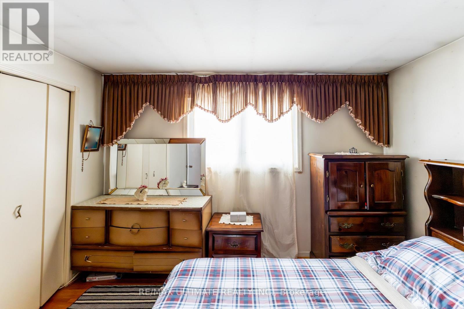 3314 Strabane Drive, Mississauga, ON - Indoor Photo Showing Bedroom