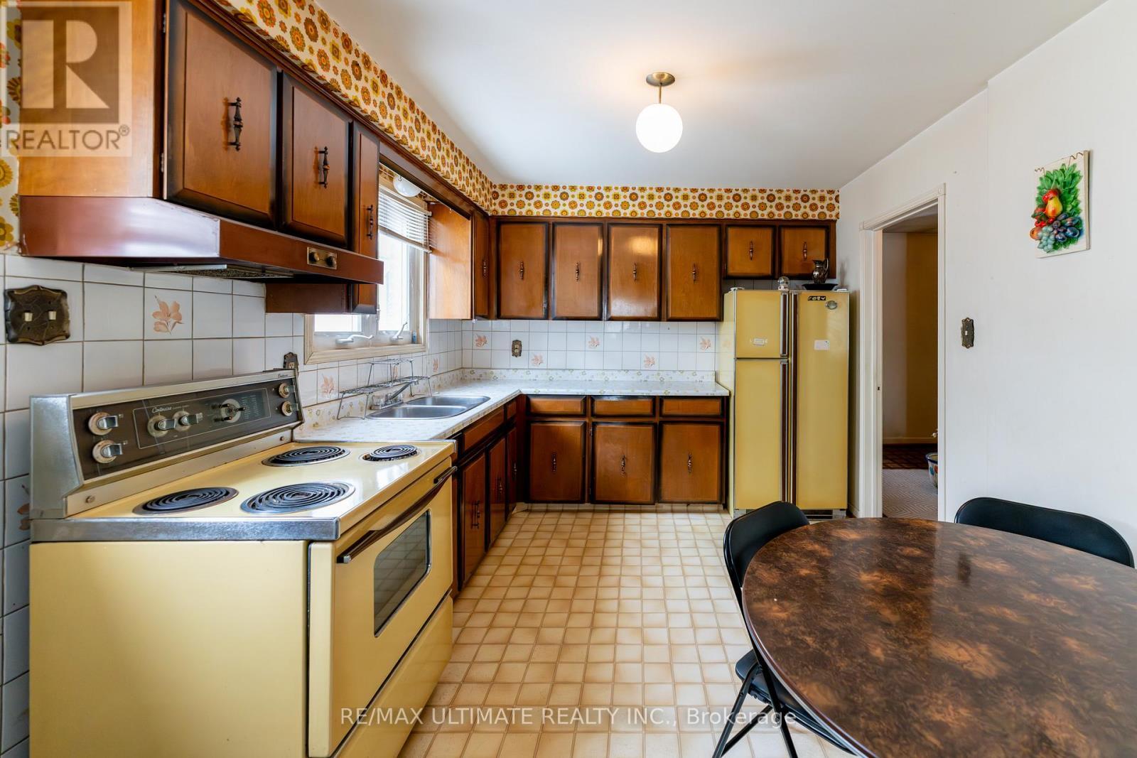 3314 Strabane Drive, Mississauga, ON - Indoor Photo Showing Kitchen With Double Sink
