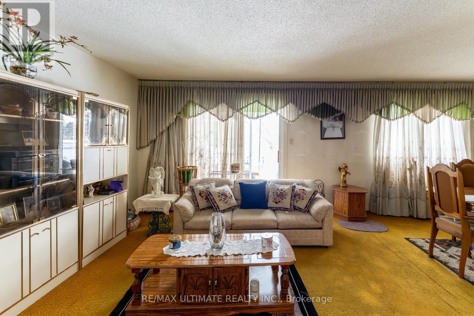 3314 Strabane Drive, Mississauga, ON - Indoor Photo Showing Living Room
