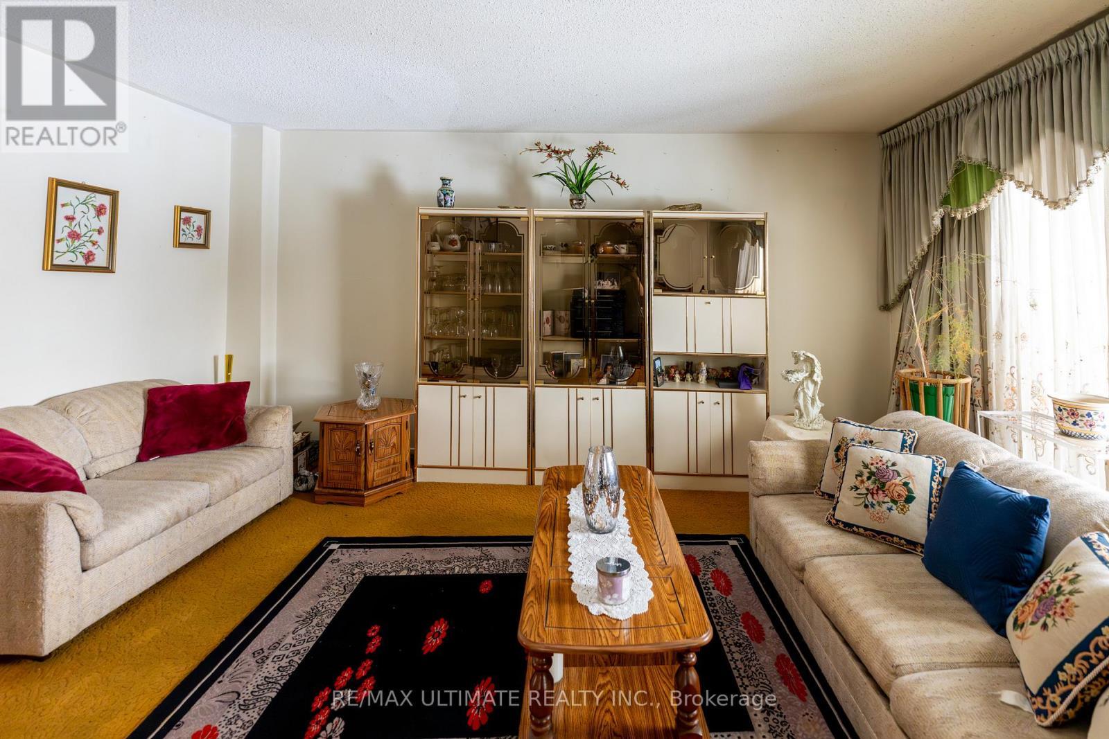 3314 Strabane Drive, Mississauga, ON - Indoor Photo Showing Living Room