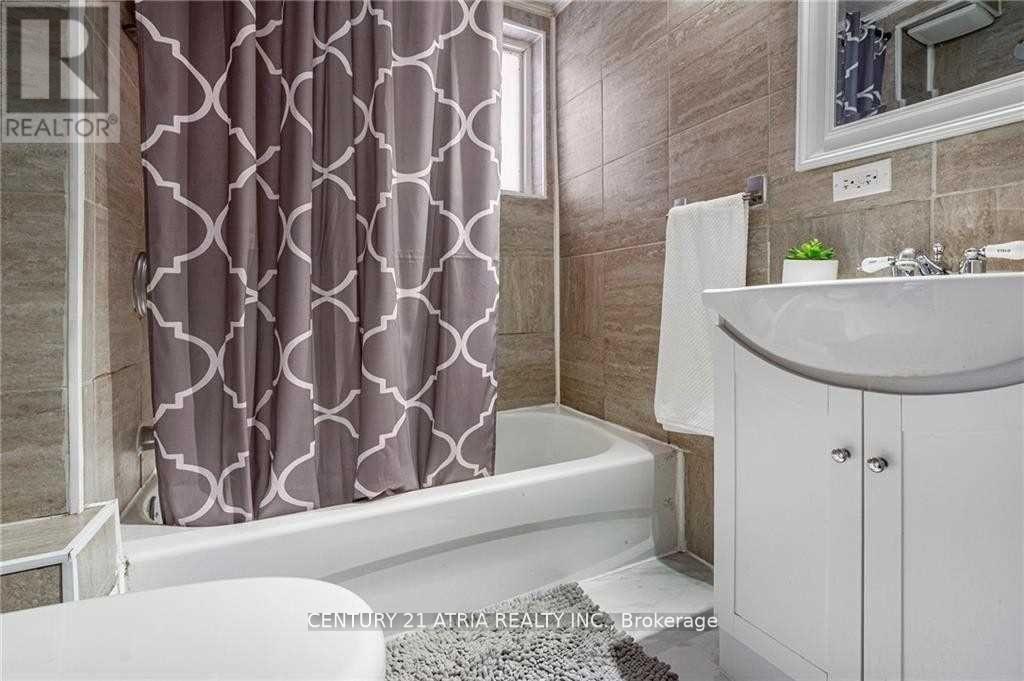 182 John Street, Hamilton, ON - Indoor Photo Showing Bathroom