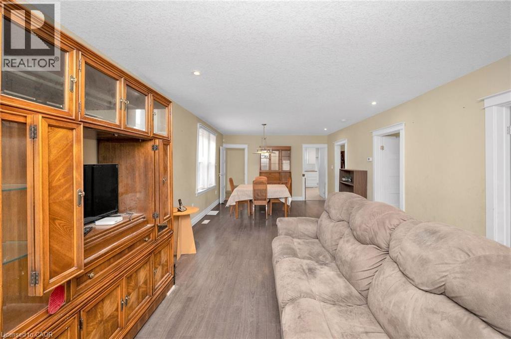 246 Ottawa Street S, Hamilton, ON - Indoor Photo Showing Living Room